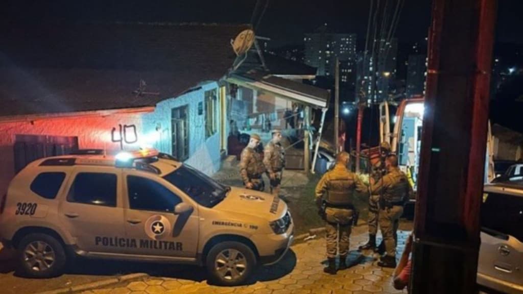 Homem mata companheira a facadas e tenta suicídio logo após o crime, em  Blumenau