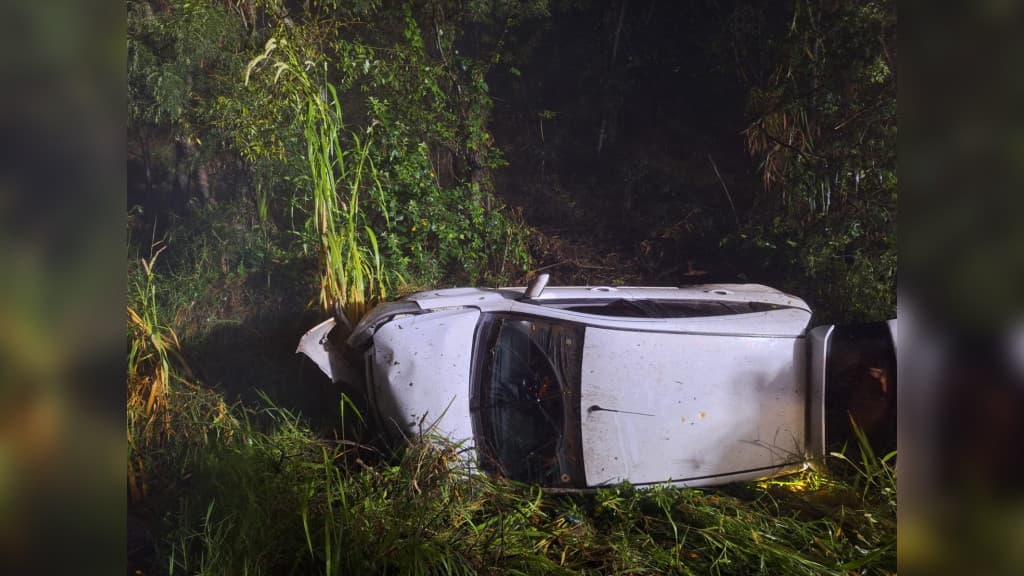 Carro capota em ribanceira na  BR-163 e vítimas escapam vivas