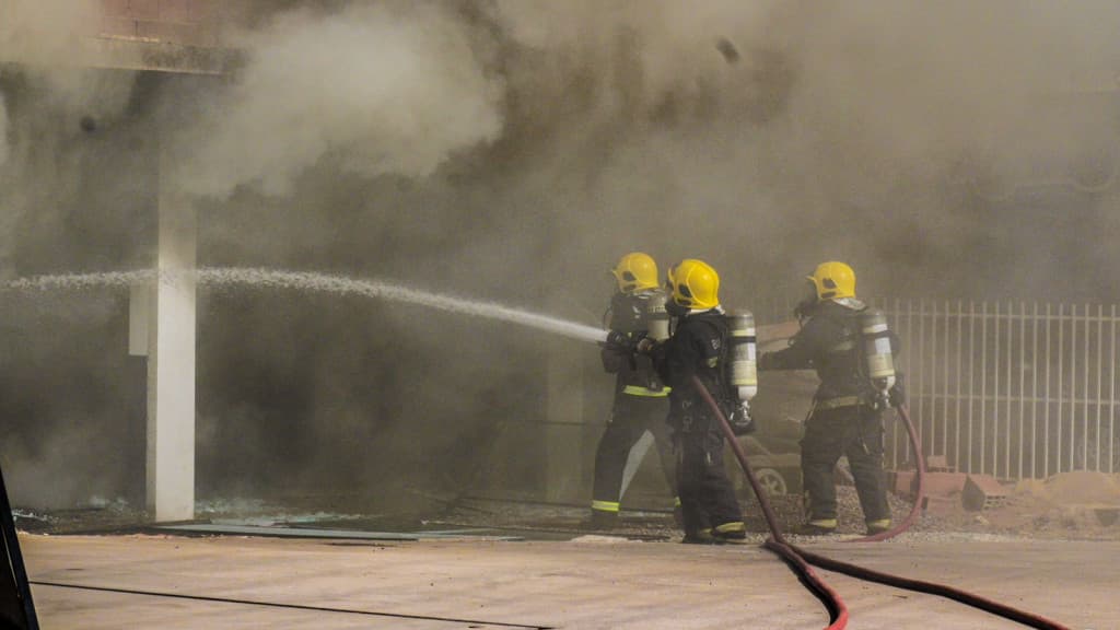 Cinco cachorros morrem carbonizados durante incêndio em oficina de motos
