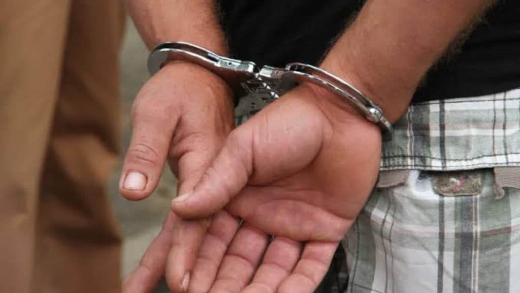 Homem é preso após espancar esposa a madeiradas na frente dos filhos