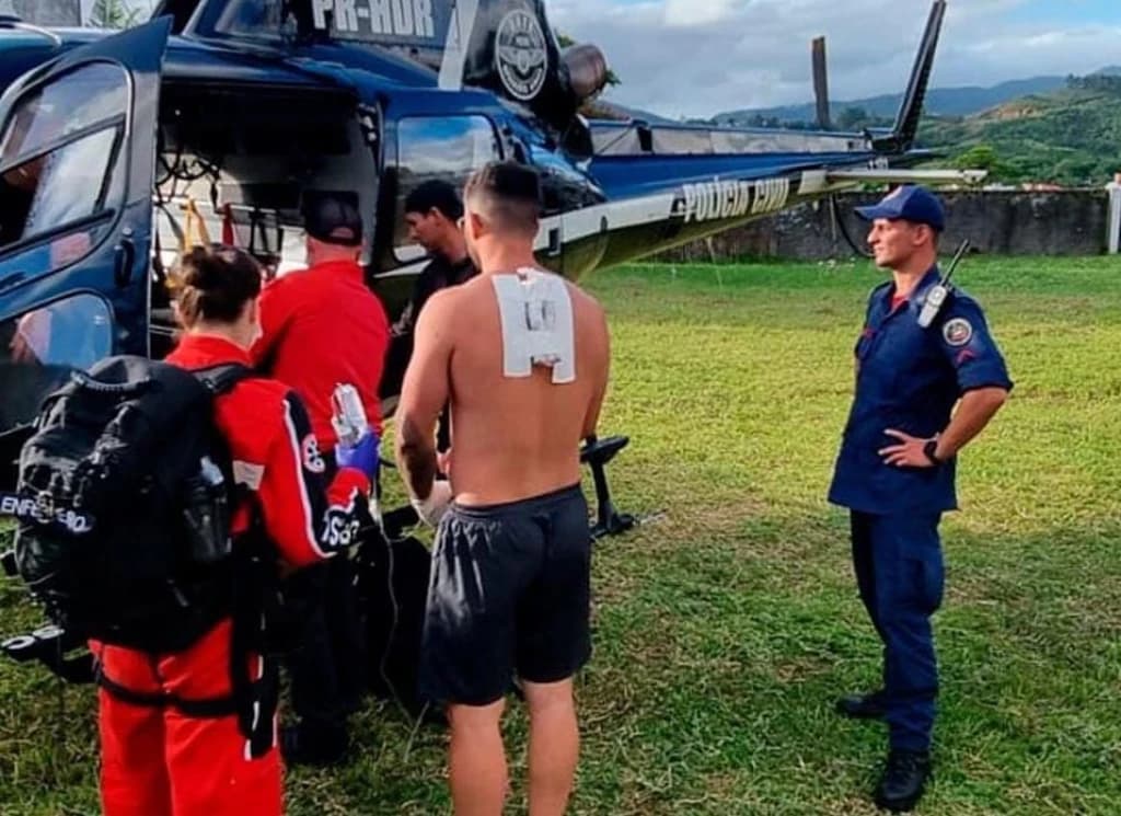 Aluno se revolta ao ser reprovado e esfaqueia professor pelas costas