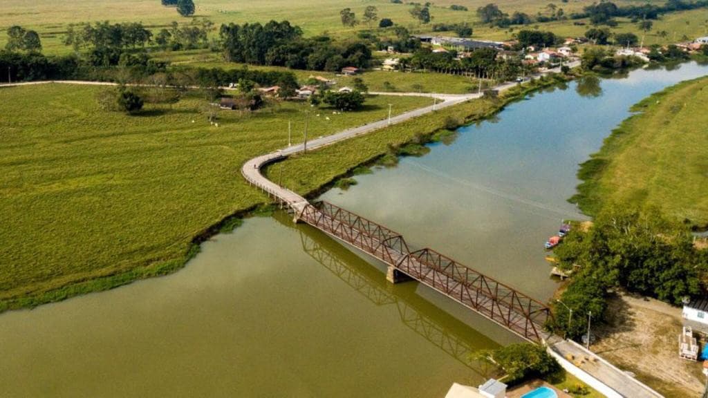 Pai e filha são resgatadas por pescador após moto aquática virar no Rio Tijucas