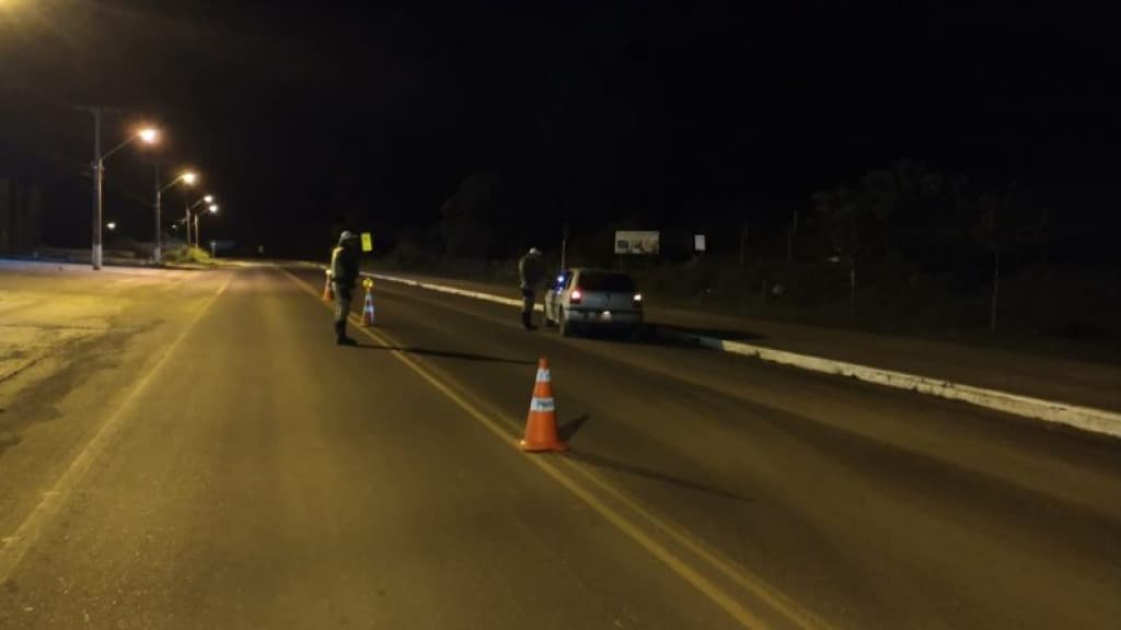 Idoso é preso após tentar fugir de blitz e resistir à prisão na SC-114