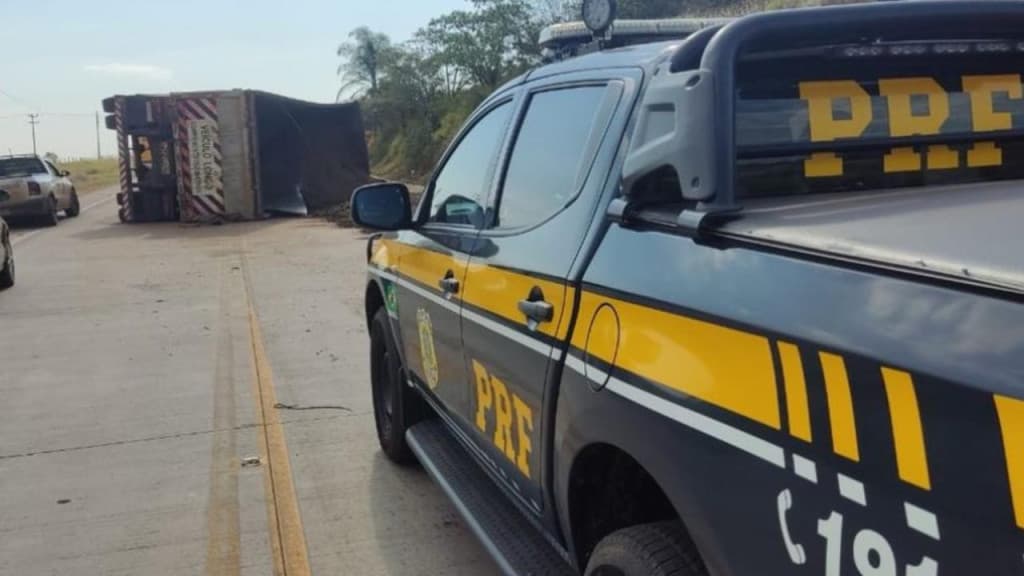 Carreta tomba em rodovia de SC, mas carga não é saqueada; entenda