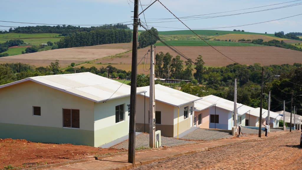 Governo de SC entrega casas populares