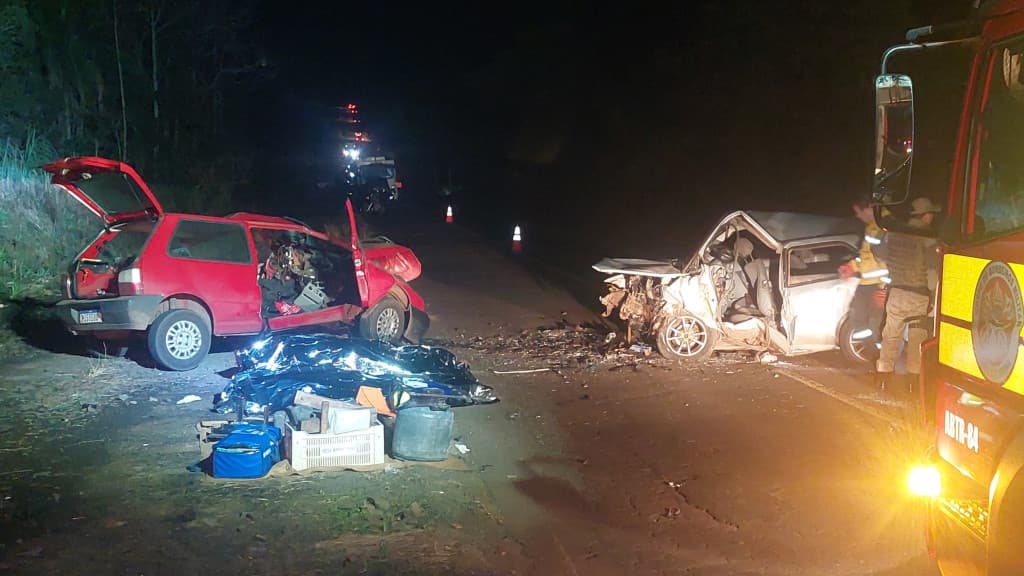 Motoristas morrem presos às ferragens e criança fica gravemente ferida em acidente na SC-283