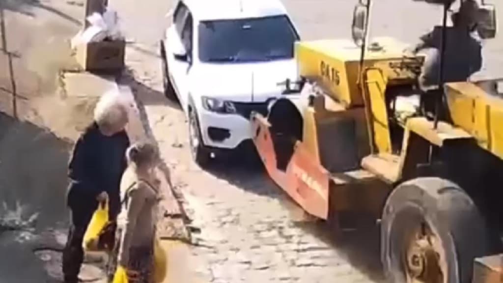 Rolo compressor descontrolado quase atinge idosos, esmaga Kwid e só para ao atingir caminhonete