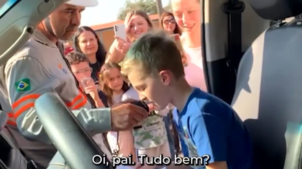 Trabalhador catarinense chora ao receber ligação do filho e vídeo emocionante viraliza