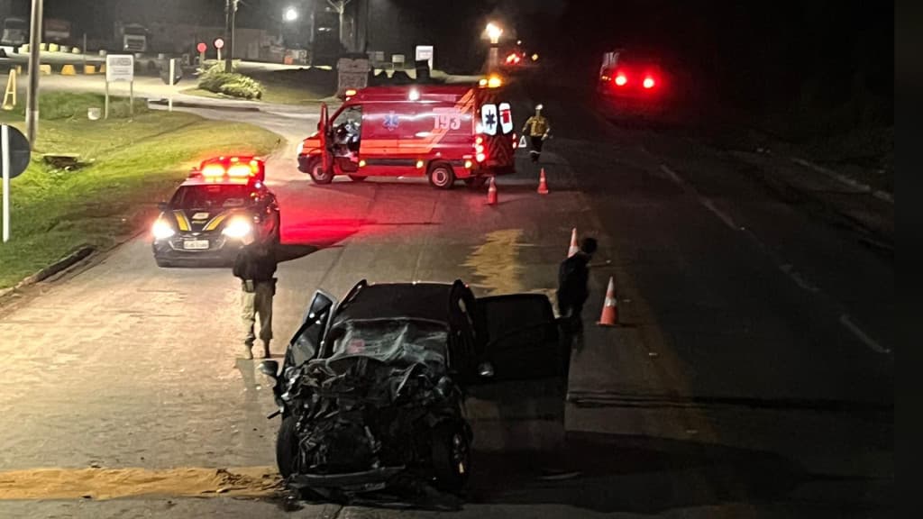 Motorista fica preso às ferragens após bater carro em traseira de caminhão