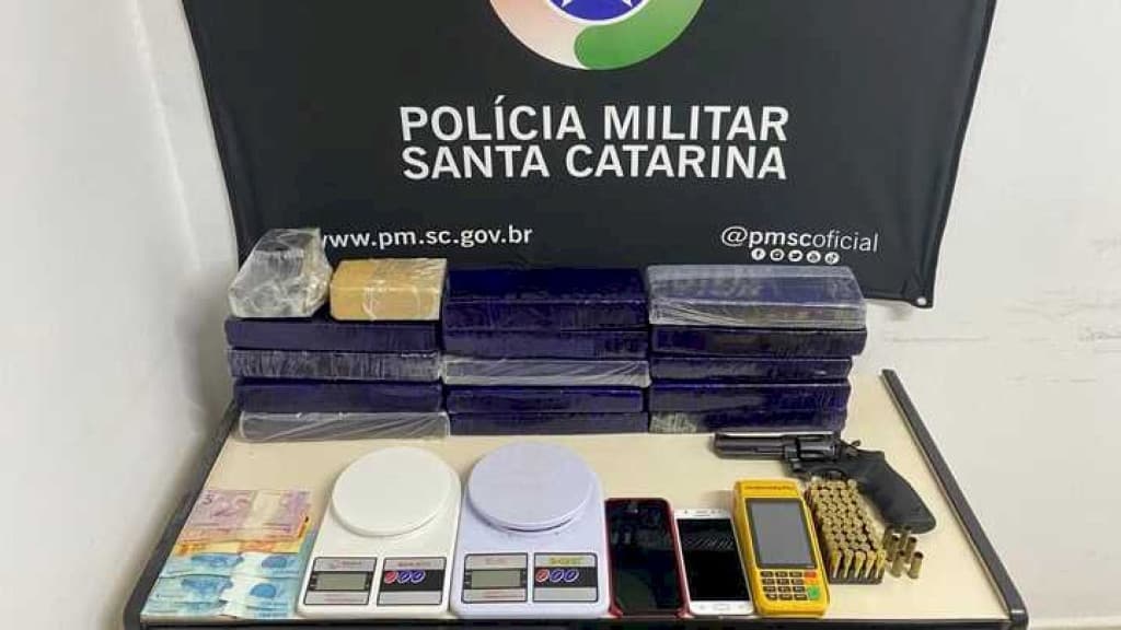 Traficante tenta subornar policiais com dinheiro e se dá mal