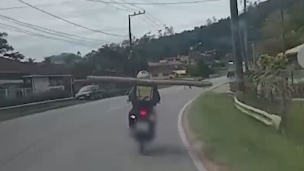 Motoboy é flagrado levando pau nas costas na SC-407
