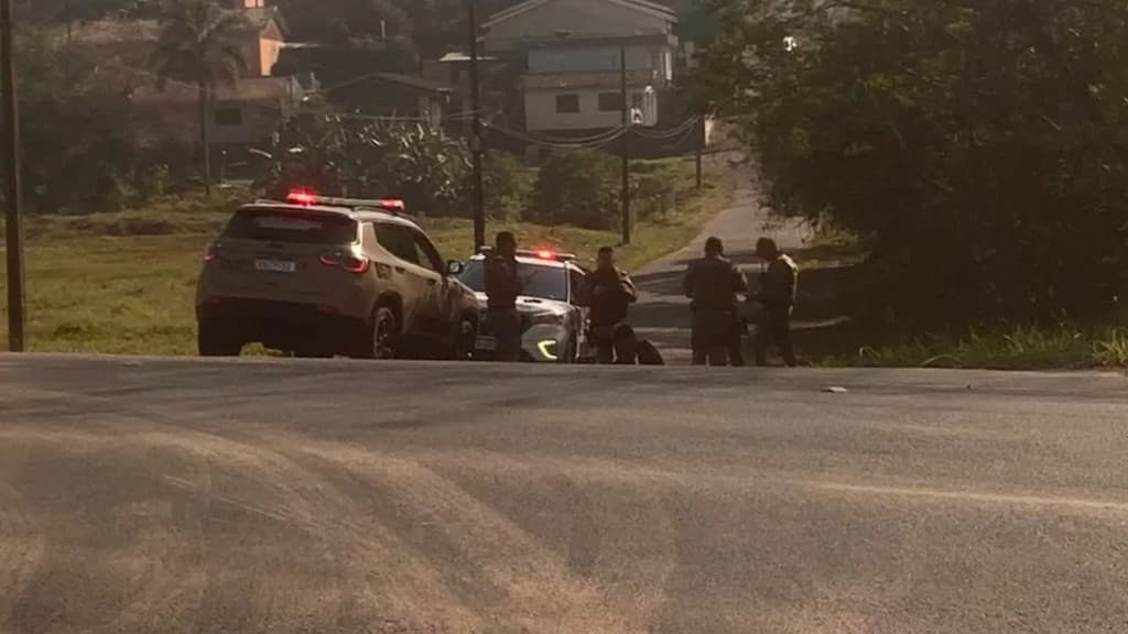 Assalto a loja de roupas em Içara termina com prisão de dois homens