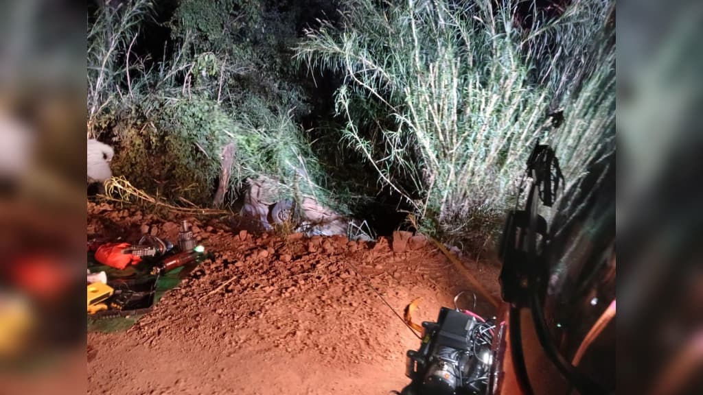 Cinto de segurança salva vida de motorista que capotou em ribanceira