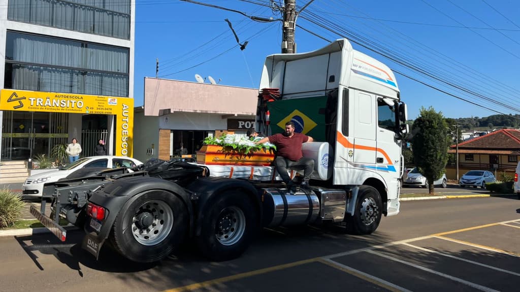 Último adeus: familiares e amigos se reúnem para despedida de caminhoneiro catarinense