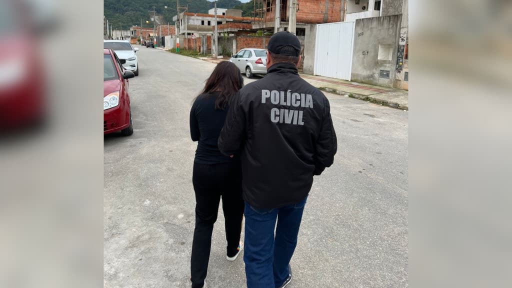 Mulher é presa por ajudar namorado em roubo violento em Blumenau