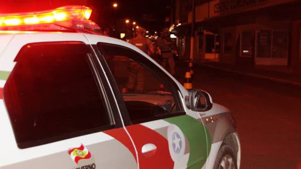 Jovem invade banheiro feminino, tira fotos e foge com ajuda da mãe