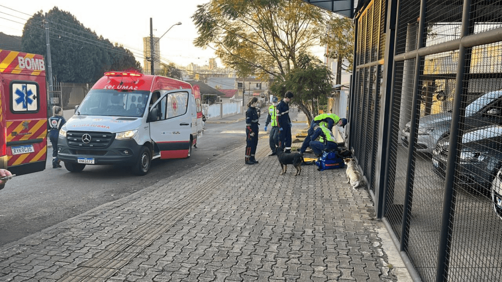 Discussão entre vizinhos acaba em ataque de facão