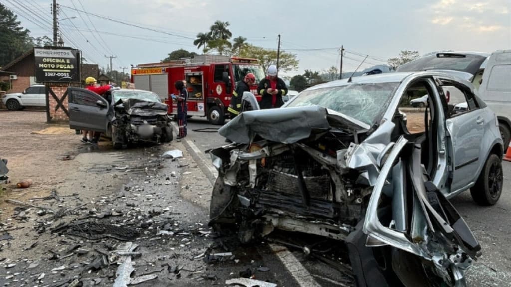 Mulheres morrem após colisão frontal entre veículos na SC-421