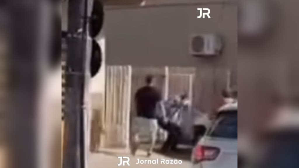 Assaltante agarra mulher “pelos cabelos”, mas população reage e bandido leva uma surra em SC
