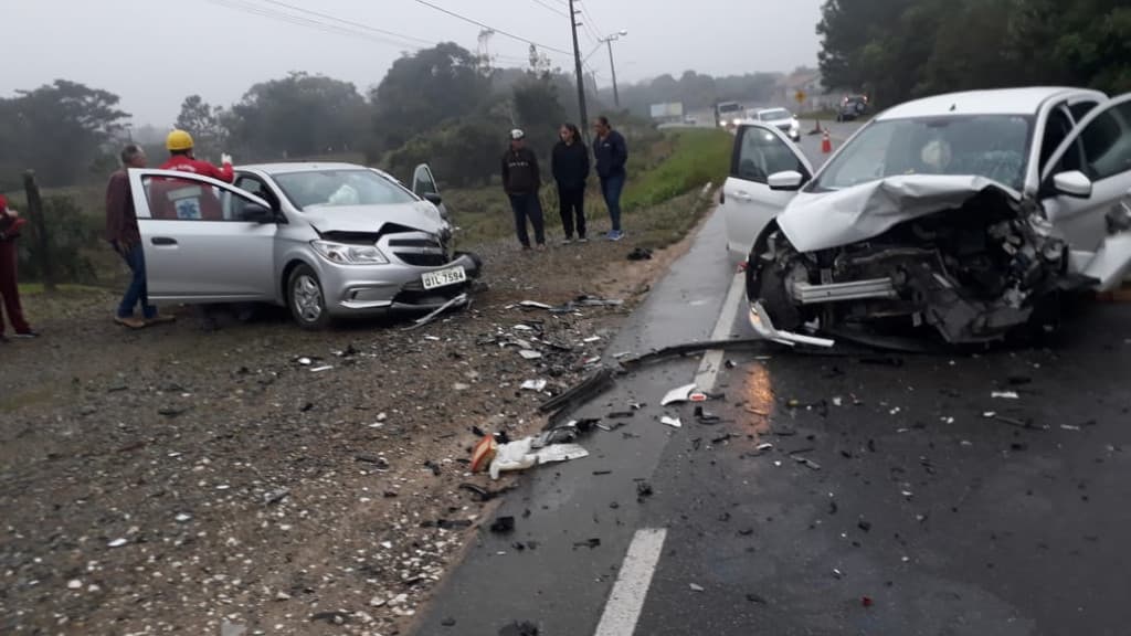 Grave acidente entre dois carros deixa quatro feridos na SC-415