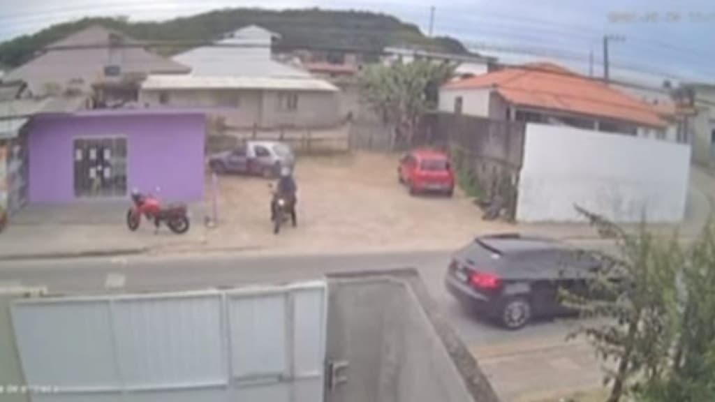Homem tenta sequestrar menino de 4 anos na saída de creche em São José
