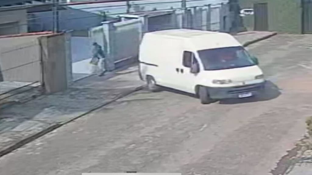 Ladrões invadem casa com furgão e furtam moto de luxo