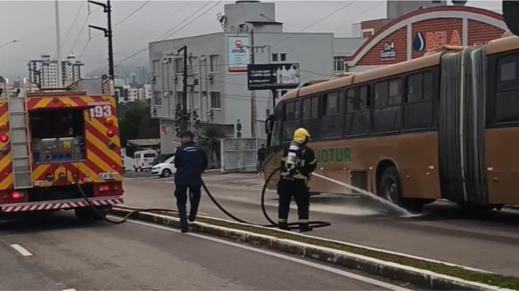 Motorista controla princípio de fogo em ônibus de Florianópolis