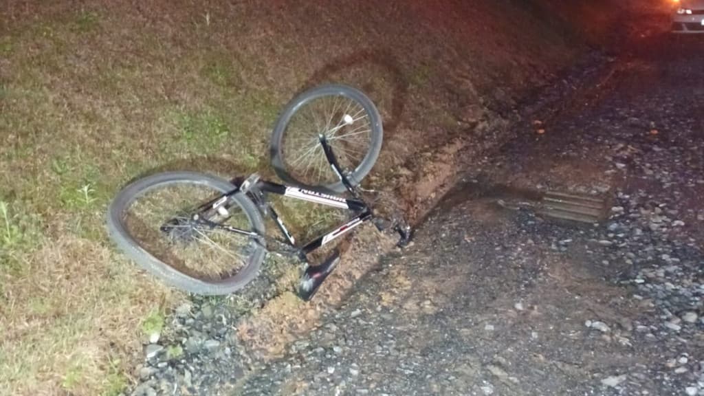 Ciclista fica entre a vida e a morte ao ser atropelada na SC-281
