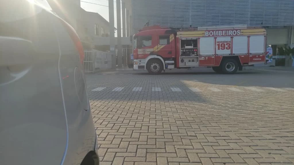 Princípio de incêndio em escola mobiliza bombeiros