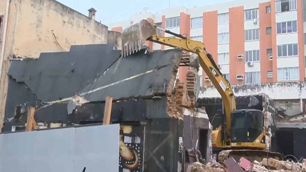 Fachada do prédio da Boate Kiss é demolida após 11 anos de tragédia