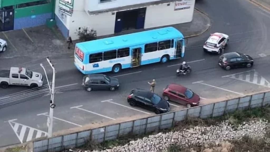 Homem armado invade ônibus e ameaça mulher em Lages