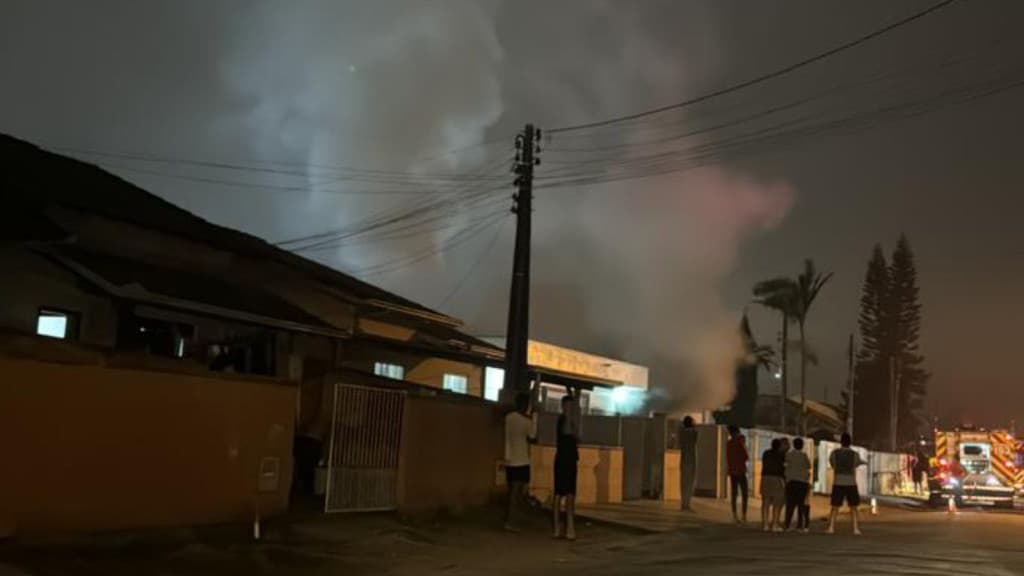 URGENTE: Incêndio em residência mobiliza bombeiros em Tijucas