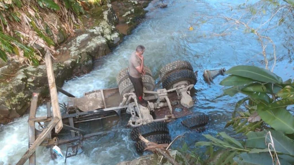 Ponte desaba com caminhão carregado de madeira