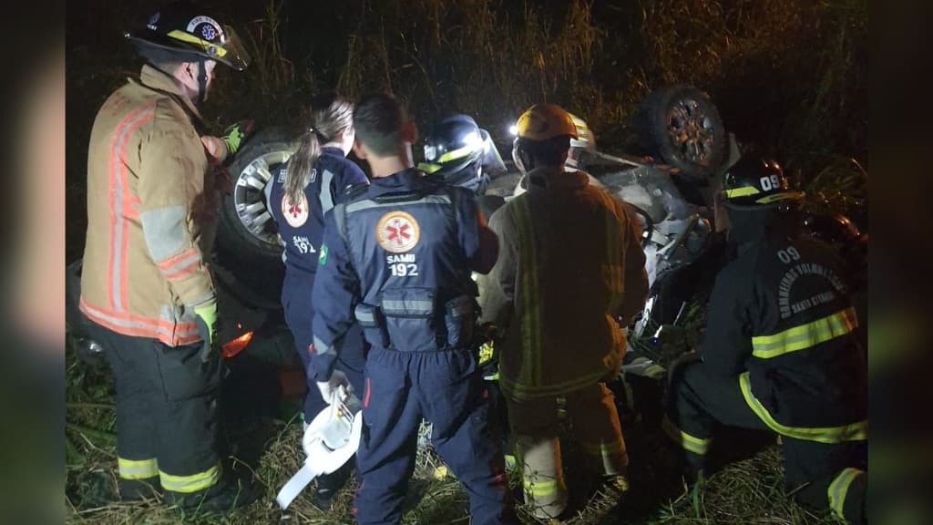 Motorista fica preso às ferragens após carro sair da pista e capotar na BR-470