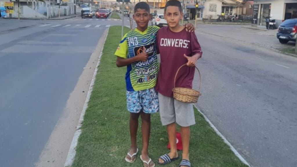 Garotos vendem doces para conquistar sonho de comprar bicicleta