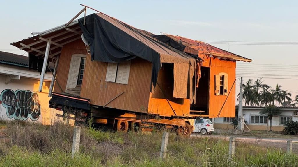 Caminhão é flagrado transportando casa e moradores ficam apavorados