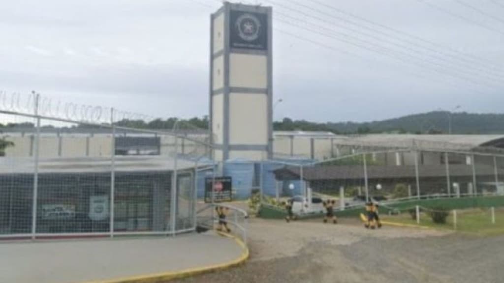 Briga em penitenciária termina com detento morto com corte no pescoço