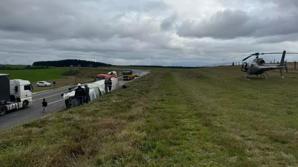 Mulher morre e dois homens ficam feridos após carreta tombar na BR-116