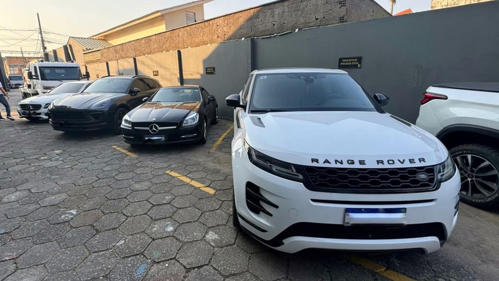 Golpe de cheques sem fundo: Polícia apreende veículos e objetos de luxo em SC