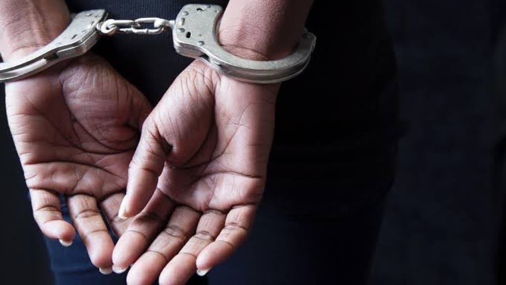 “Mãe” é presa por oferecer filha a idoso em troca de dinheiro e presentes