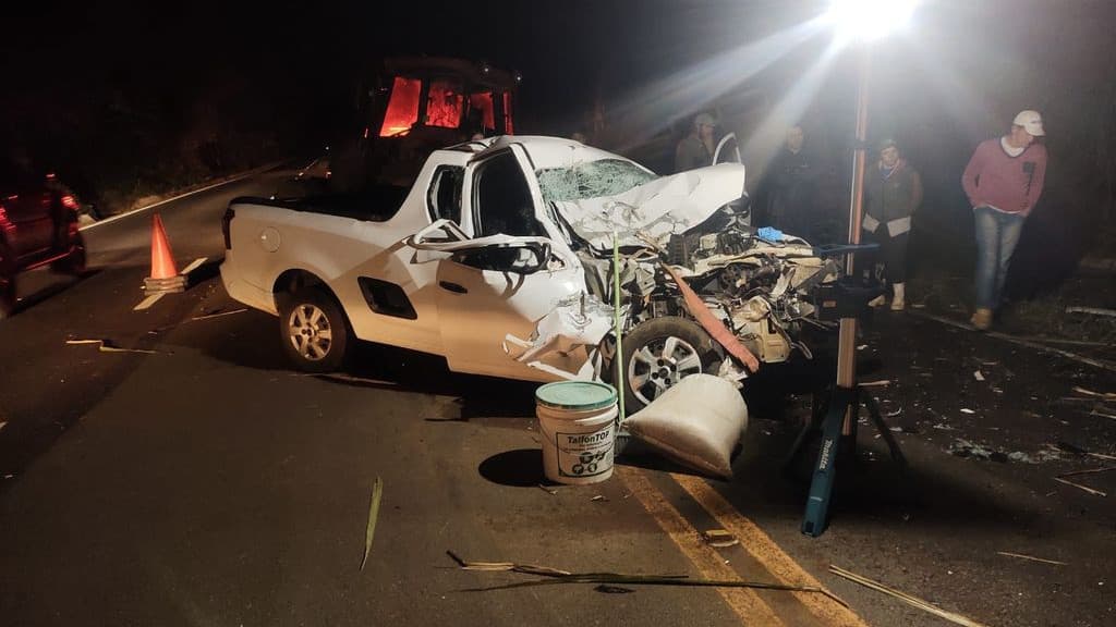 Idoso precisa de resgate após colisão traseira com trator