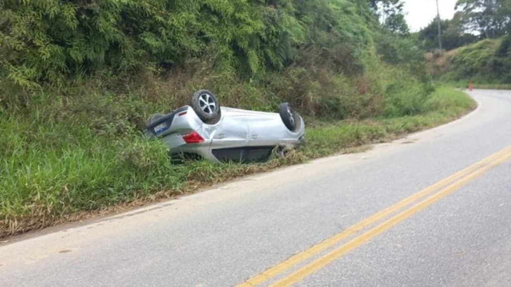 Motorista capota e colide contra barranco em Nova Trento