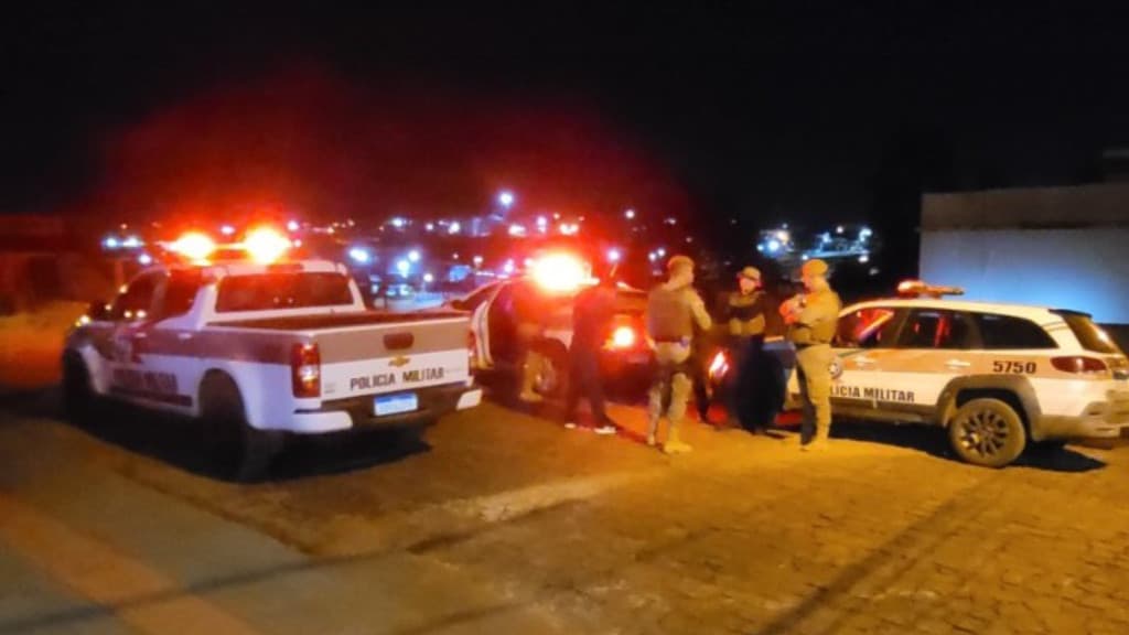 Adolescentes esfaqueiam mulher em saída de supermercado