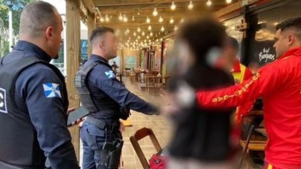 Após mandar filha procurar emprego, mulher é esfaqueada e jovem tenta suicídio