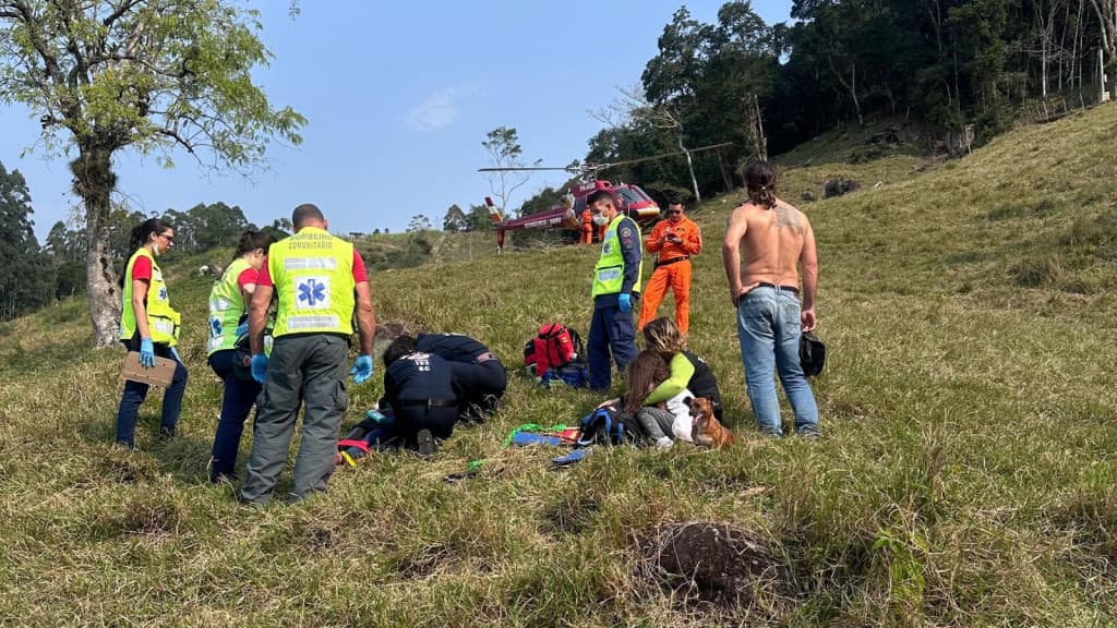 Mulher é socorrida pelo Arcanjo após acidente de parapente em Santo Amaro da Imperatriz