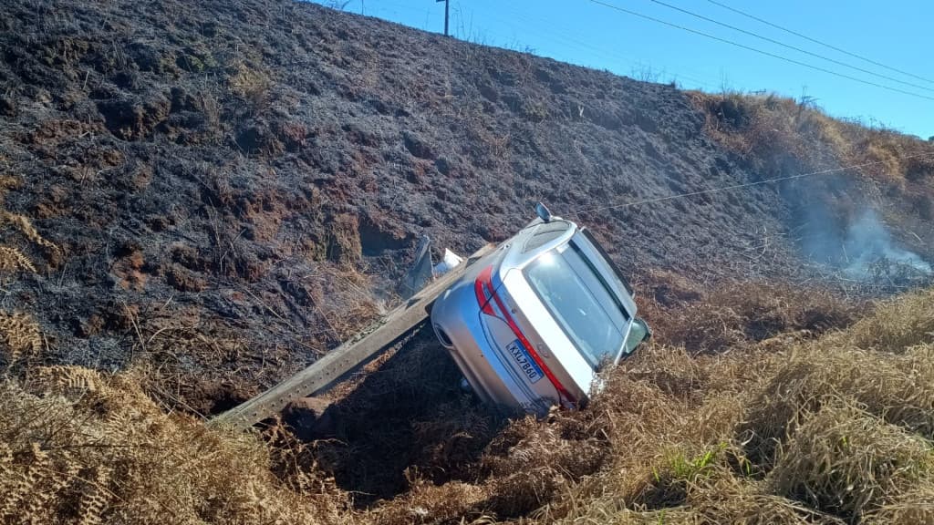Carro bate em poste, cai em barranco e causa incêndio em vegetação na SC-155