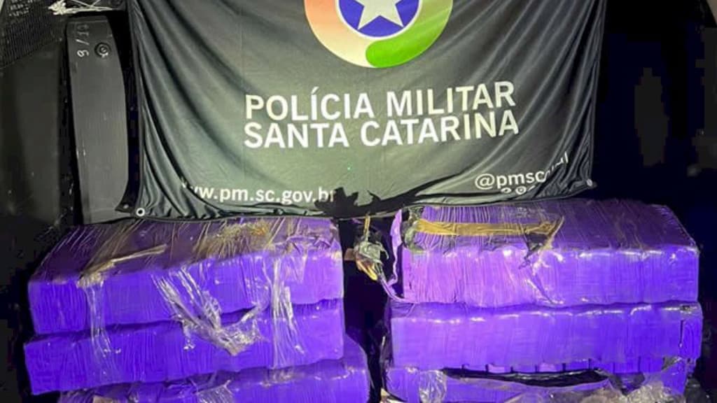 Homem é preso após descoberta surpreendente em carro guinchado na BR-101, em São José