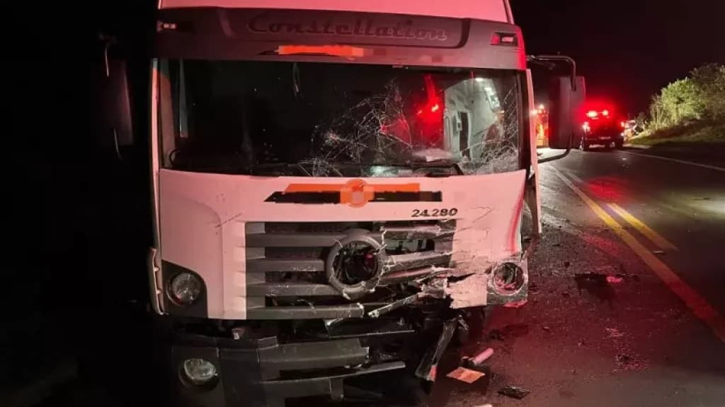 Condutora morre em colisão frontal entre carro e caminhão na BR-280
