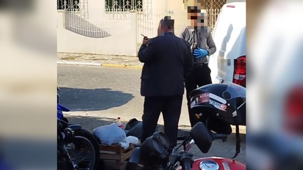 “Morreu de manhã e tá desde cedo na calçada”, denuncia morador em Camboriú