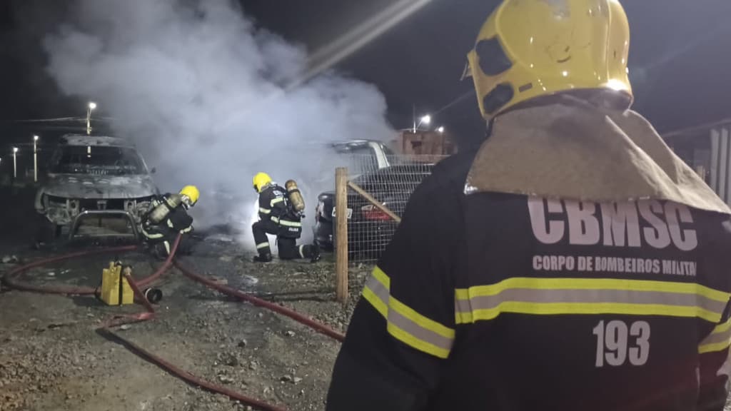 Chamas consomem caminhonetes e atingem BMW em incêndio em SC